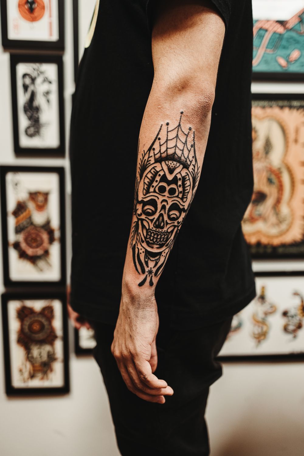 Detalle de tatuaje blackwork en proceso