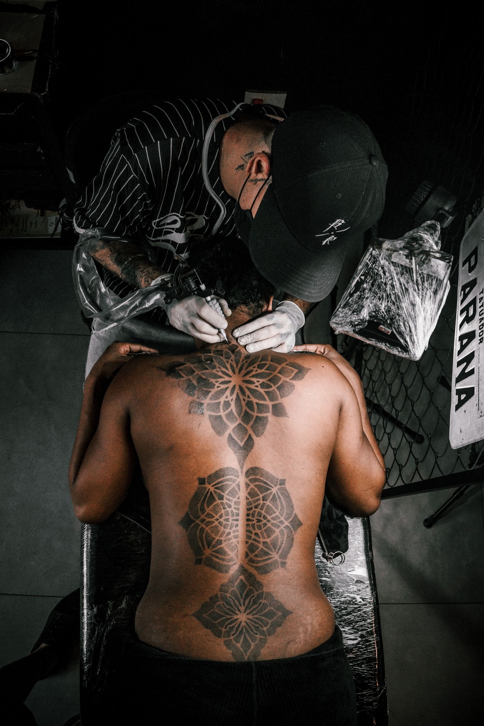 Artista de tatuajes trabajando en una pieza