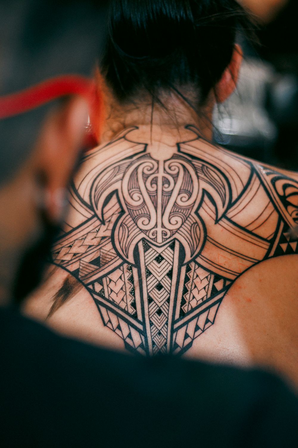 Tatuaje tribal de tinta negra