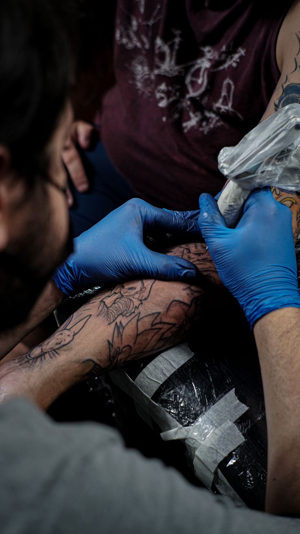 Sesión de tatuaje en el estudio